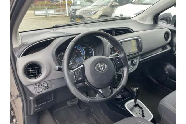 Toyota Yaris (2017) thumbnail 6