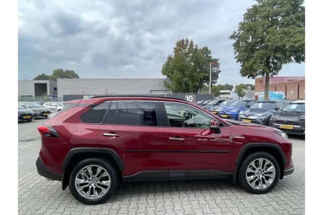 Toyota RAV4 (2021) thumbnail 2