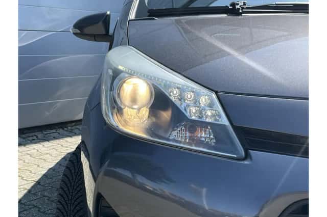 Toyota Yaris (2014) thumbnail 4