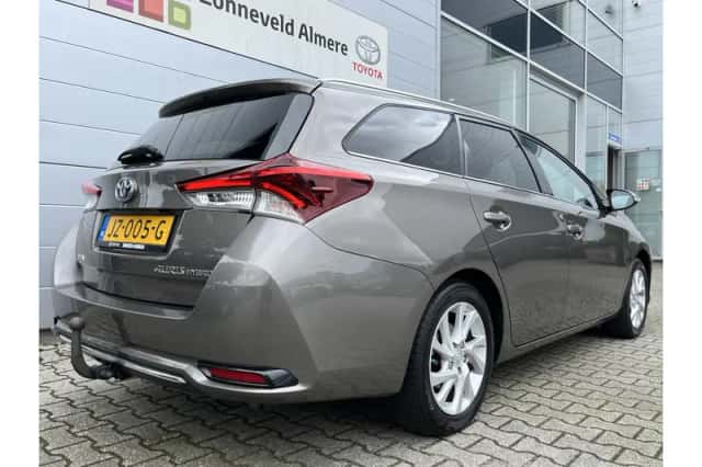 Toyota Auris (2016) thumbnail 2
