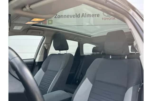 Toyota Auris (2016) thumbnail 3