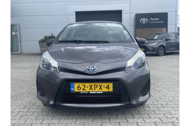 Toyota Yaris (2012) thumbnail 3