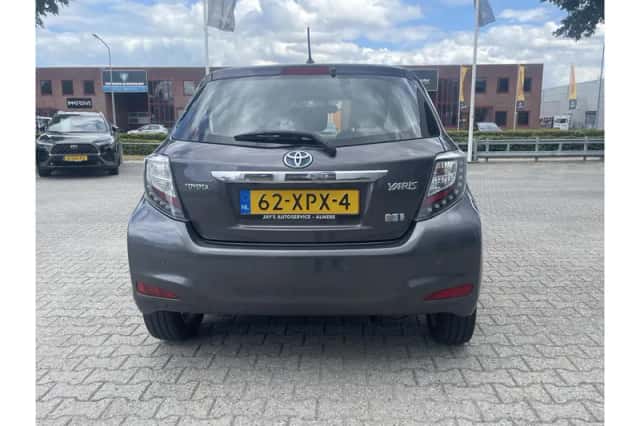 Toyota Yaris (2012) thumbnail 5