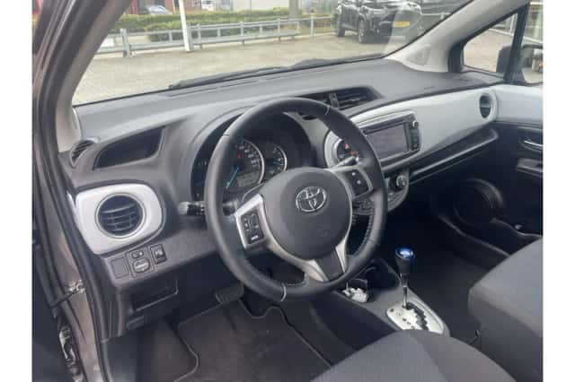 Toyota Yaris (2012) thumbnail 6