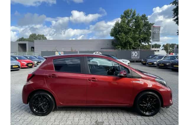 Toyota Yaris (2015) thumbnail 2