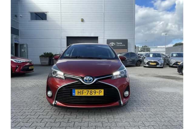 Toyota Yaris (2015) thumbnail 3
