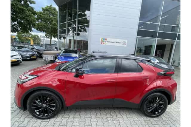 Toyota C-HR (2024) thumbnail 2