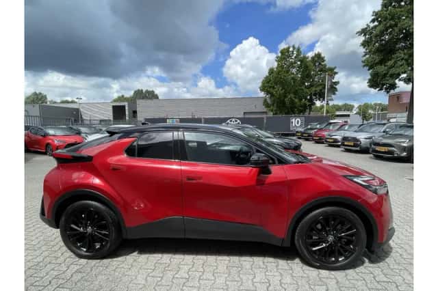 Toyota C-HR (2024) thumbnail 4