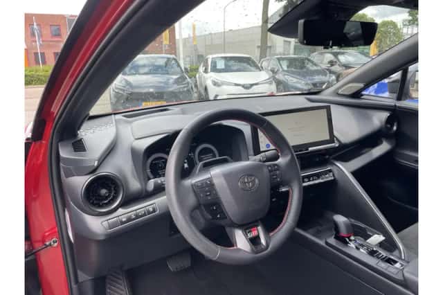 Toyota C-HR (2024) thumbnail 6