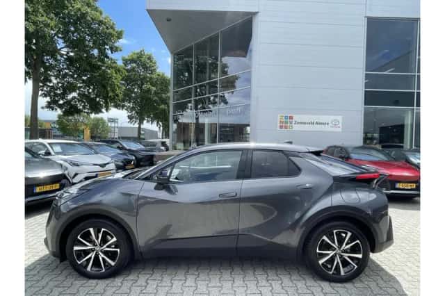 Toyota C-HR (2025) thumbnail 2