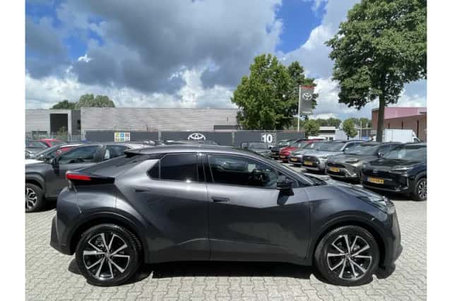Toyota C-HR (2025) thumbnail 4