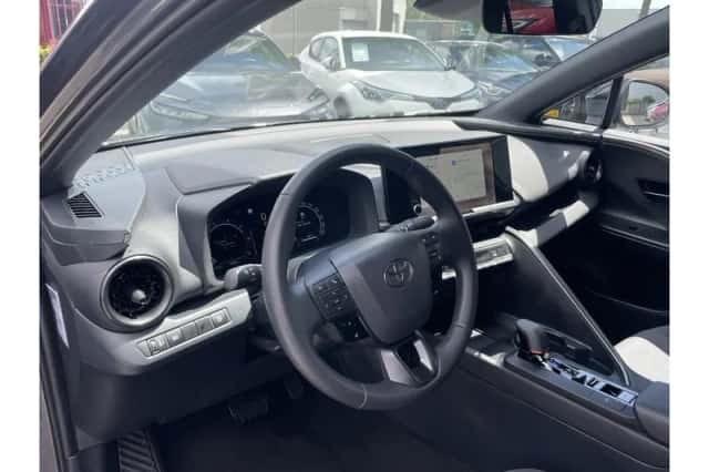 Toyota C-HR (2025) thumbnail 6