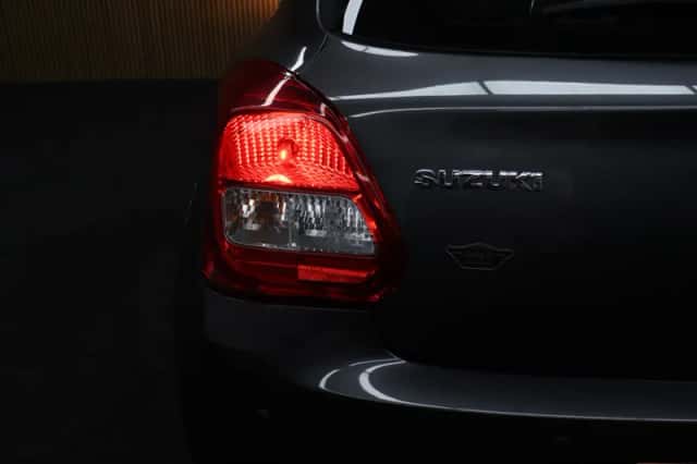 Suzuki Swift (2018) thumbnail 6