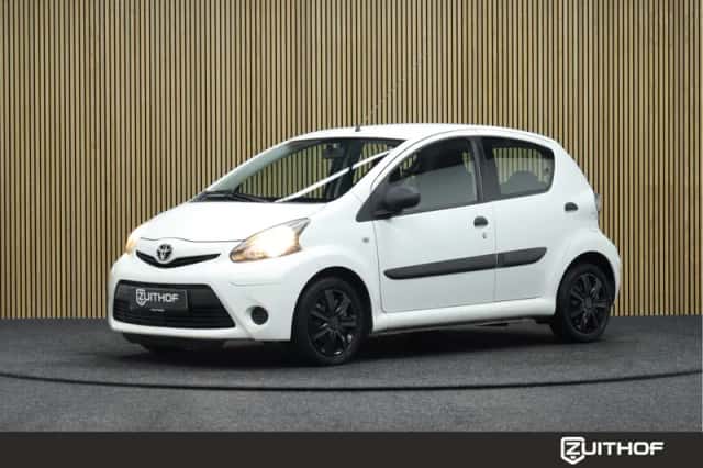 Toyota Aygo (2013) thumbnail 2