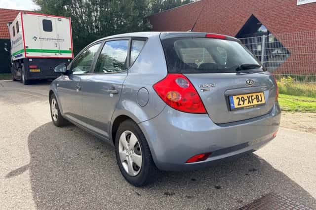 Kia Cee'd (2007) thumbnail 4