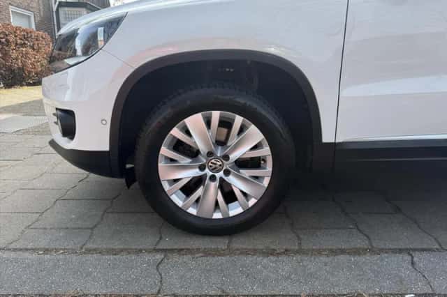 Volkswagen Tiguan (2013) thumbnail 2