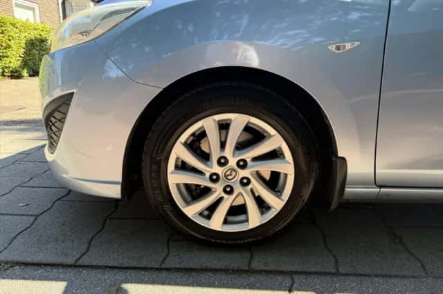 Mazda 5 (2011) thumbnail 2