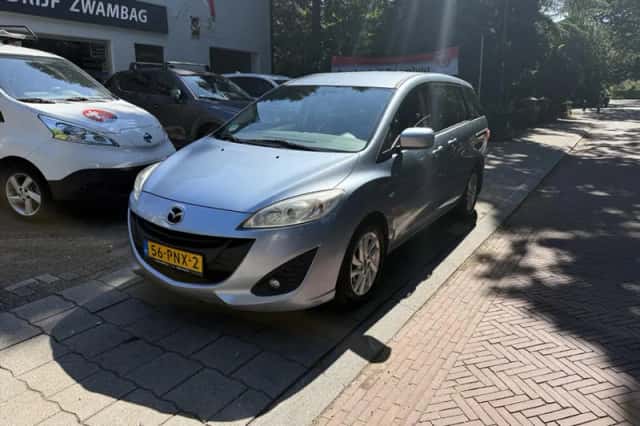 Mazda 5 (2011) thumbnail 3