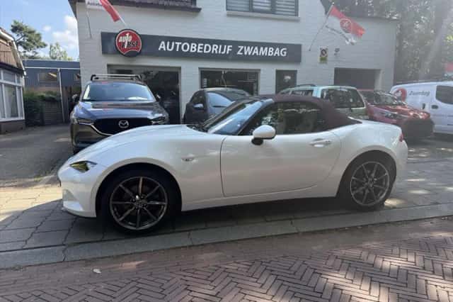 Mazda MX-5 (2018) thumbnail 2