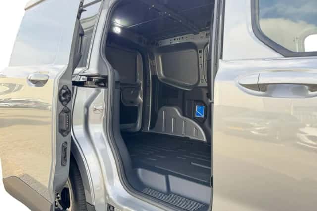 Ford E-Transit Courier (2026) thumbnail 5