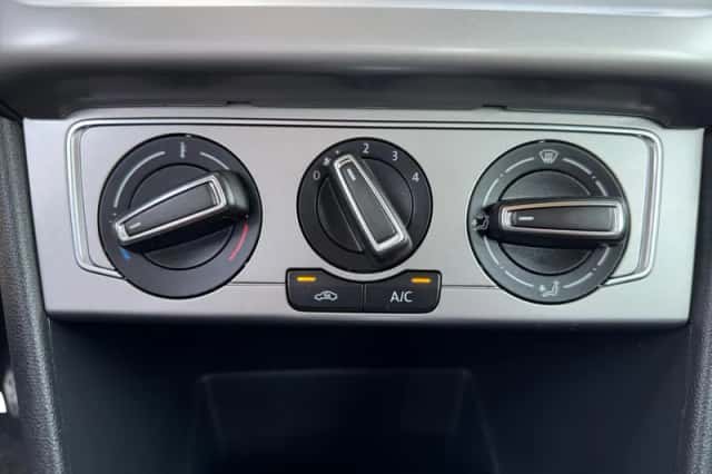 Volkswagen Polo (2016) thumbnail 11
