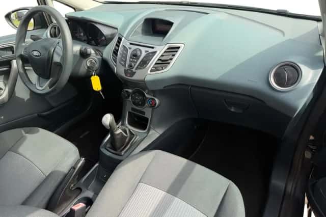 Ford Fiesta (2010) thumbnail 2
