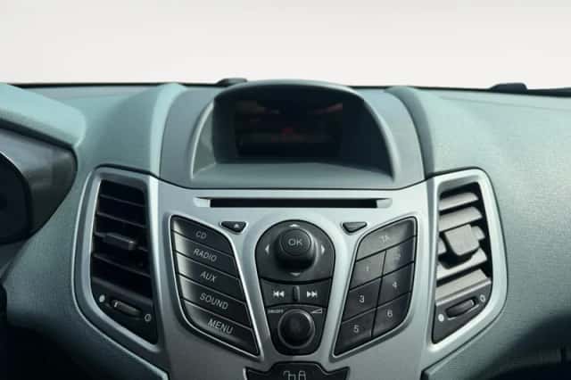 Ford Fiesta (2010) thumbnail 23