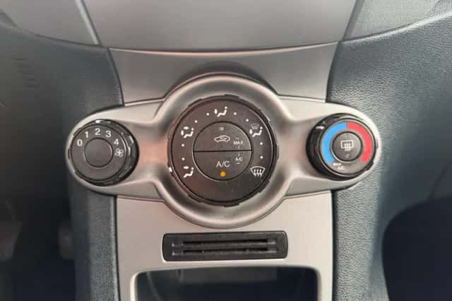 Ford Fiesta (2010) thumbnail 26