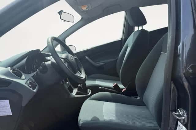 Ford Fiesta (2010) thumbnail 4
