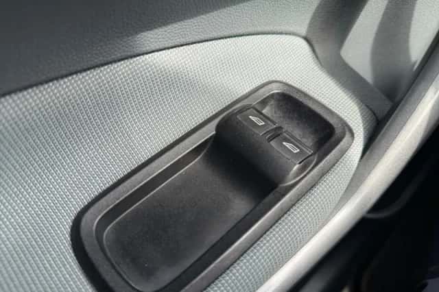 Ford Fiesta (2010) thumbnail 10