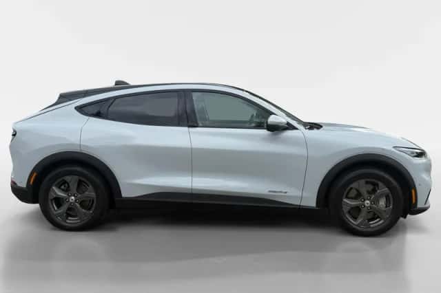 Ford Mustang Mach-E (2022) thumbnail 4