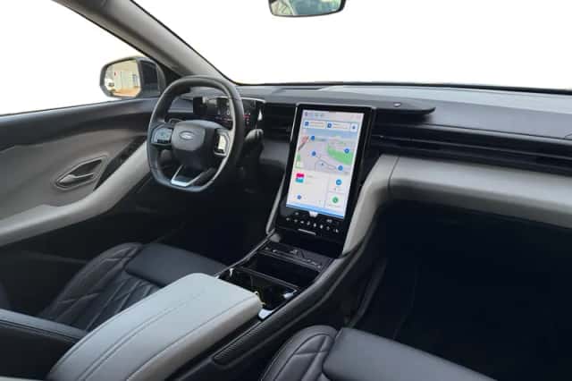 Ford Explorer (2024) thumbnail 3