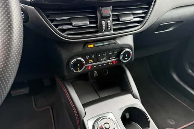 Ford Kuga (2023) thumbnail 3
