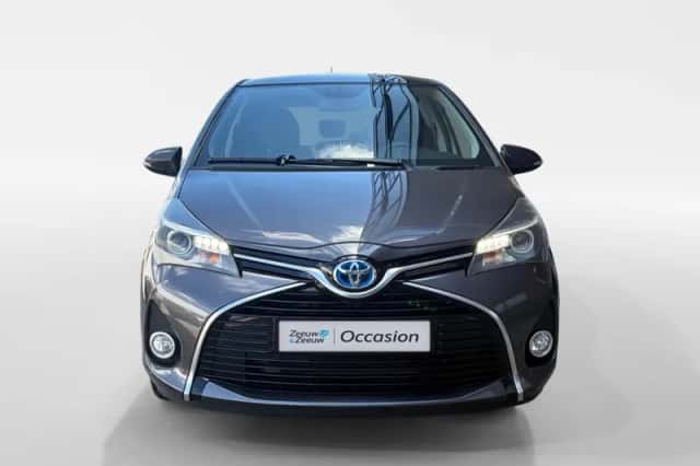 Toyota Yaris (2015) thumbnail 2