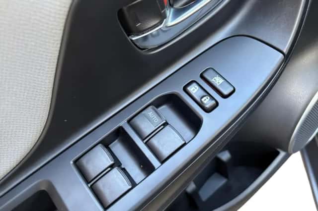 Toyota Yaris (2015) thumbnail 11