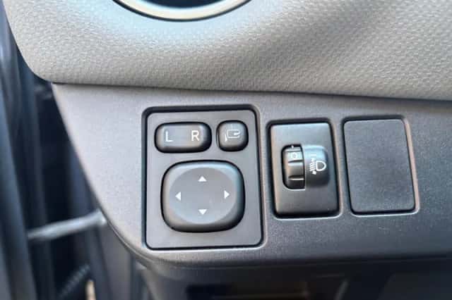 Toyota Yaris (2015) thumbnail 12