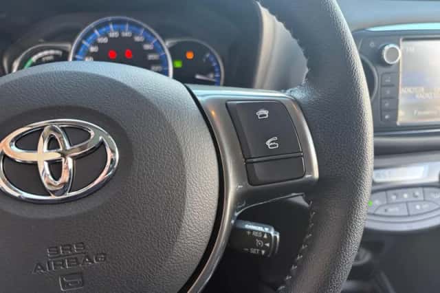 Toyota Yaris (2015) thumbnail 17