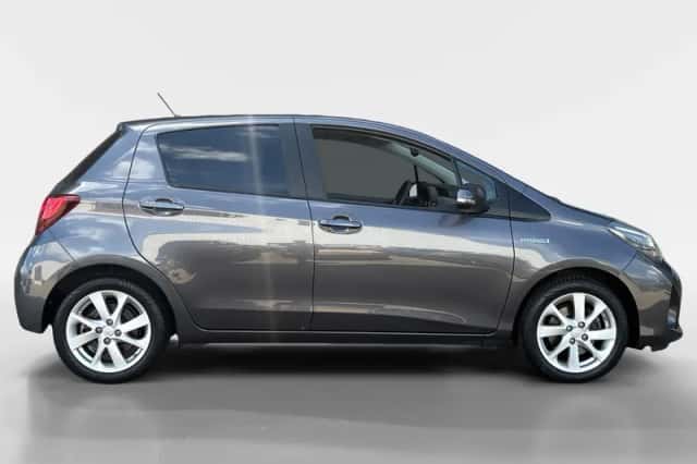Toyota Yaris (2015) thumbnail 4