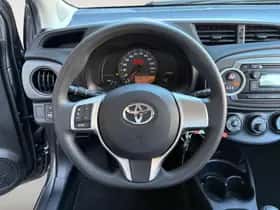 Toyota Yaris (2014) thumbnail 16