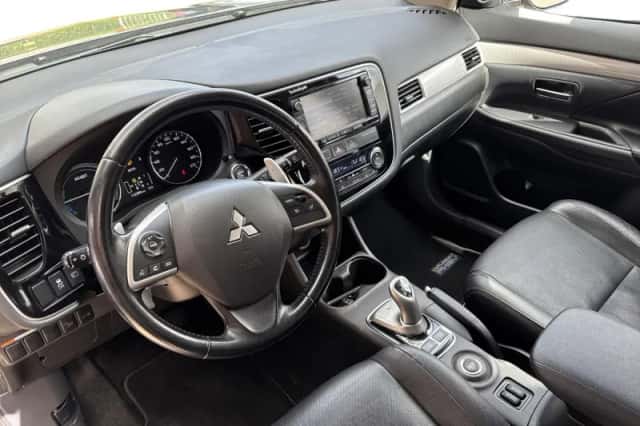 Mitsubishi Outlander (2013) thumbnail 16