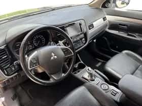 Mitsubishi Outlander (2013) thumbnail 16