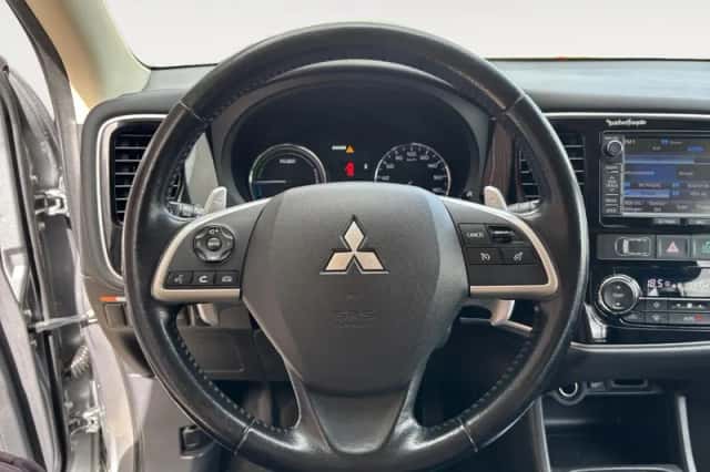 Mitsubishi Outlander (2013) thumbnail 17