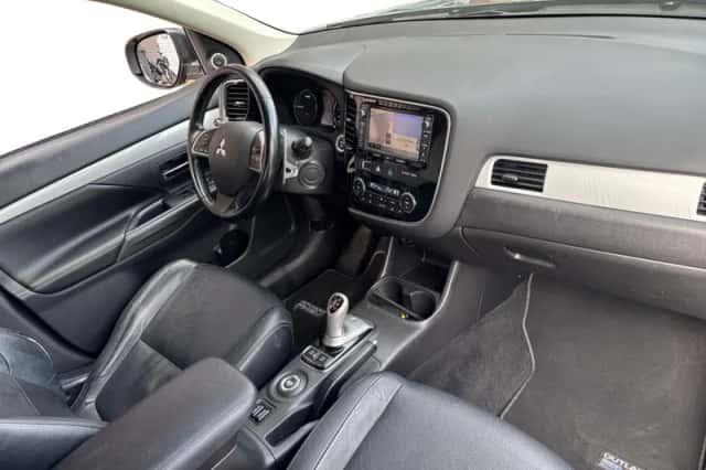 Mitsubishi Outlander (2013) thumbnail 20