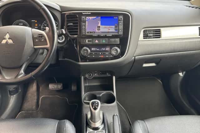 Mitsubishi Outlander (2013) thumbnail 21
