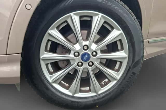 Ford Kuga (2017) thumbnail 2