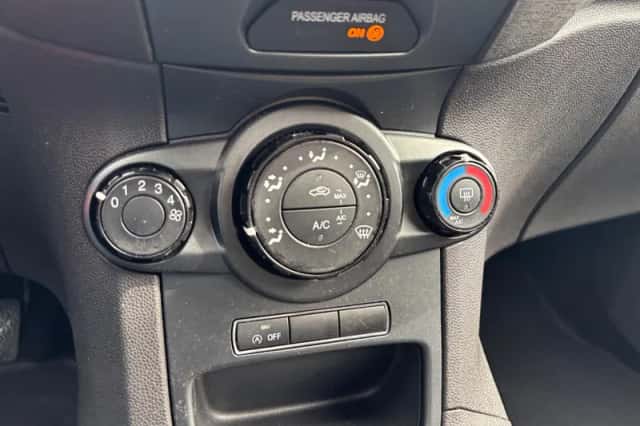 Ford Fiesta (2016) thumbnail 23