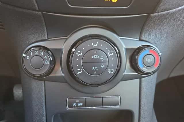 Ford Fiesta (2015) thumbnail 24