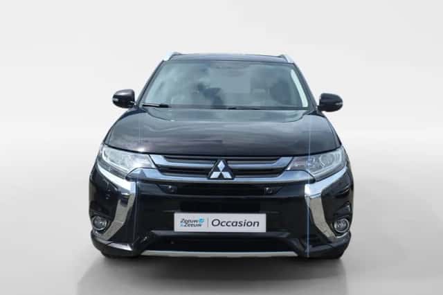 Mitsubishi Outlander (2015) thumbnail 2