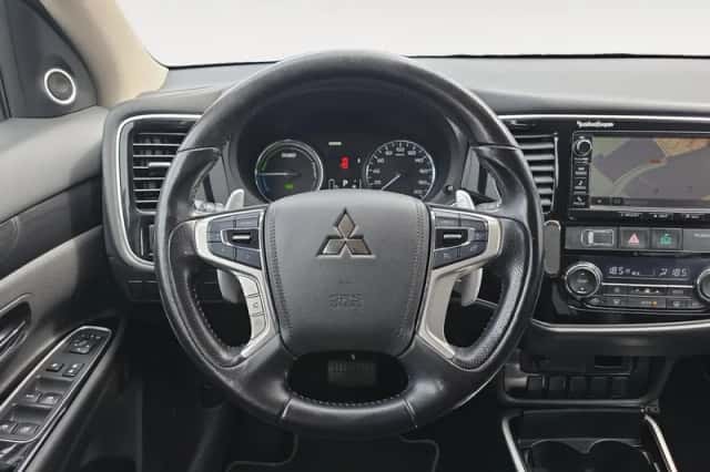 Mitsubishi Outlander (2015) thumbnail 11
