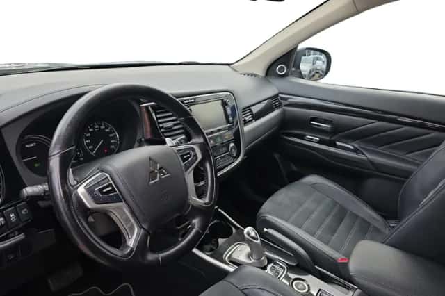 Mitsubishi Outlander (2015) thumbnail 12